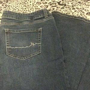 Maurices mid rise dark wash size 14 short jeans.